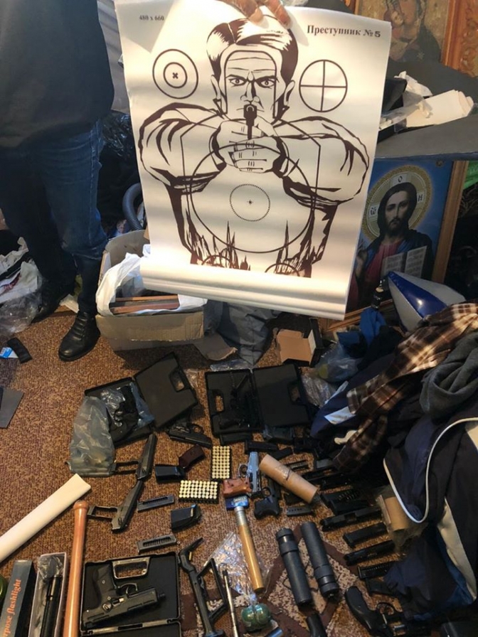 На Львівщині священник торгував різними видами бойової зброї і продавав її в інтернеті. Фото поліції