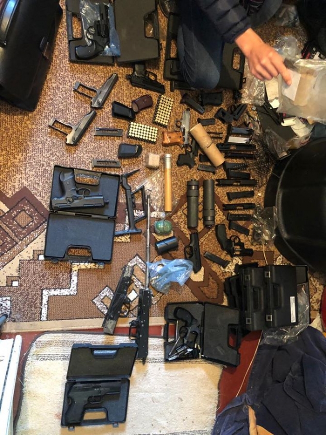 На Львівщині 48-річний священнослужитель конструював різні види бойової зброї і продавав її покупцям в інтернеті. Фото поліції