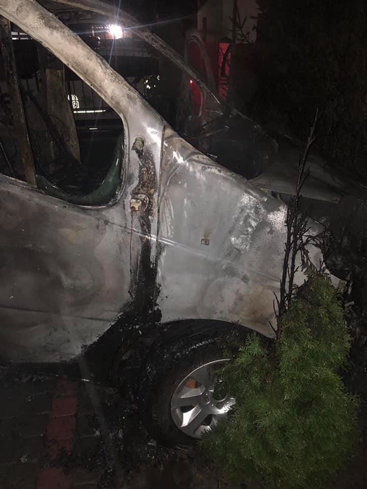 У ніч на 17 травня у Шевченківському районі Львова горів автомобіль. Фото: ДСНС Львівщини