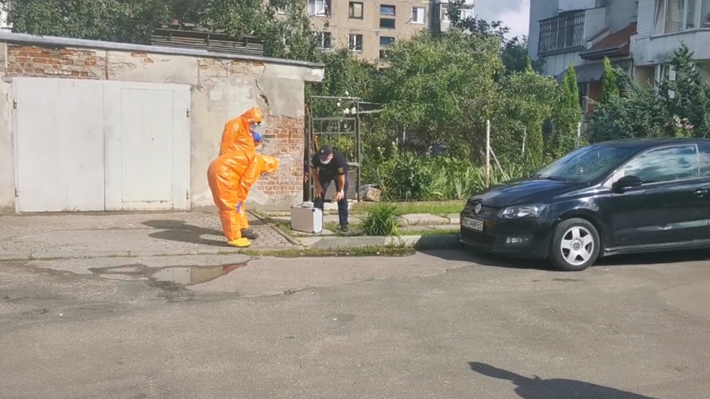 У Львові помітили людей у помаранчевих скафандрах. Фото: Варта1