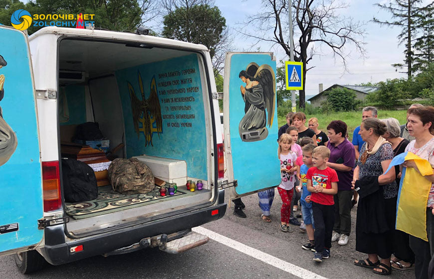 На Львівщині зустріли тіло загиблого в зоні ООС бійця Михайла Зварича. Фото: Золочів.нет