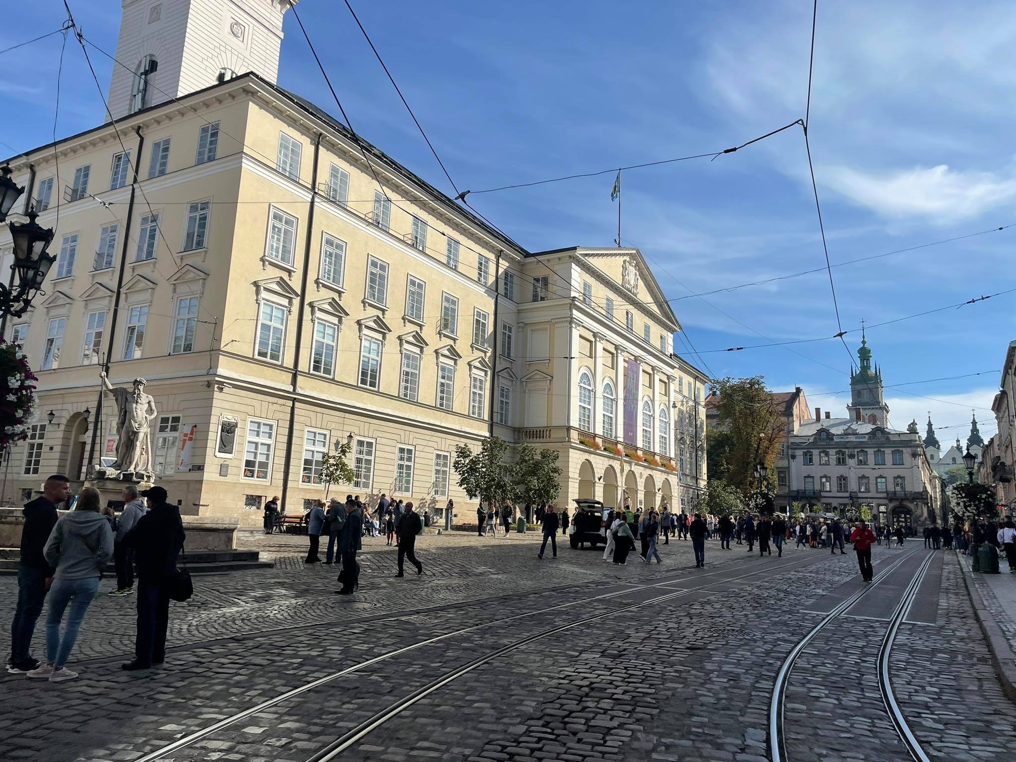 Із Львівської міської ради евакуювали людей. Фото: Варта1