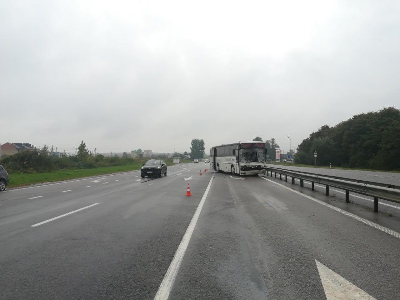 На Львівщині в ДТП потрапив рейсовий автобус. Фото: Варто-галицькі новини