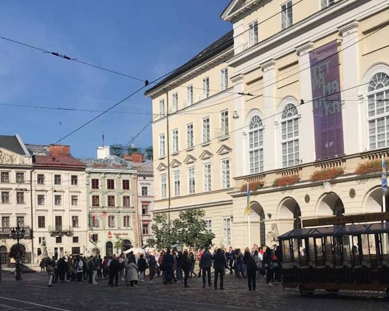 Із Львівської міської ради евакуювали людей. Фото: Варта1