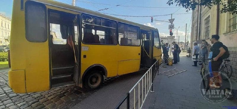 У Львові водій маршрутки збив велосипедиста. Фото: Варта1