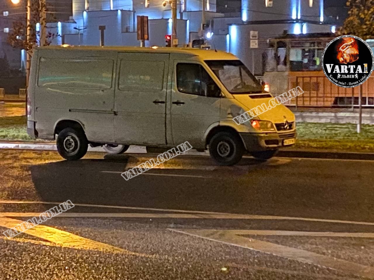У Львові автомобіль смертельно травмував пішохода. Фото: Варта1