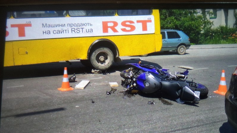 Біля Львова мотоцикліст врізався у маршрутку