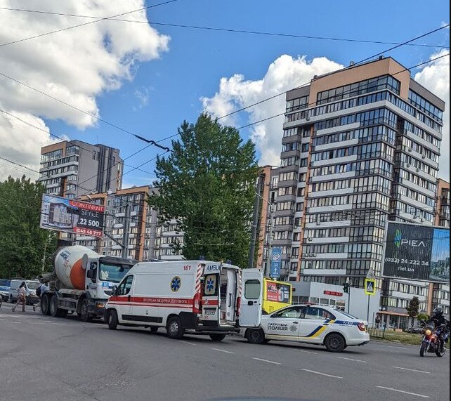 Львів'янин на електросамокаті потрапив під колеса вантажівки
