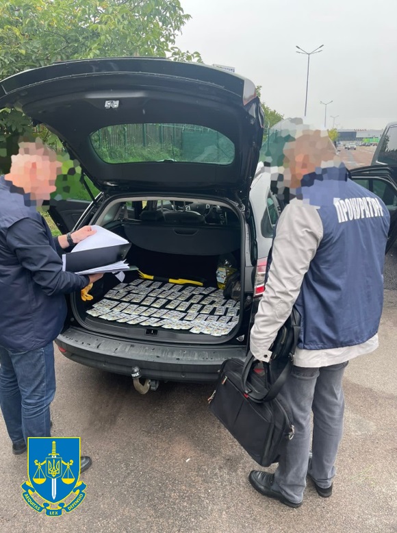 Головний інспектор митного поста на Львівщині вимагав та отримав 8,8 тисяч доларів хабара