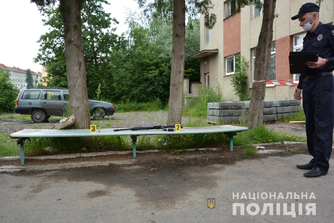 У Дрогобичі чоловік стріляв з рушниці. Фото поліції