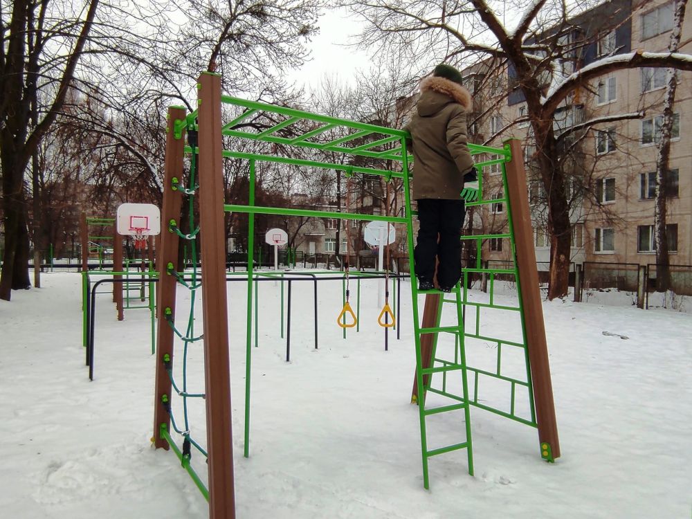 Біля львівської школи облаштували павільйон для уроків на вулиці