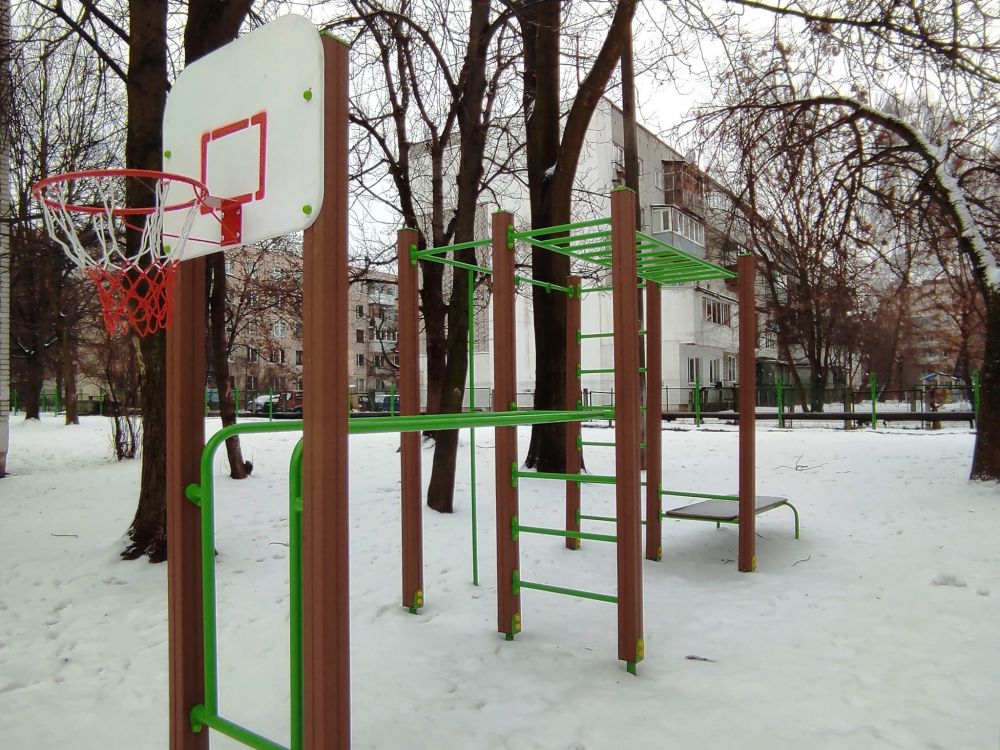 Біля львівської школи облаштували павільйон для уроків на вулиці