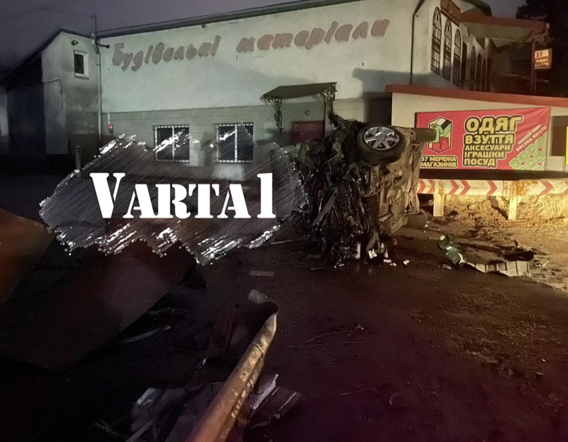 Неподалік Львова автомобіль влетів у відбійник і перектворився на металобрухт