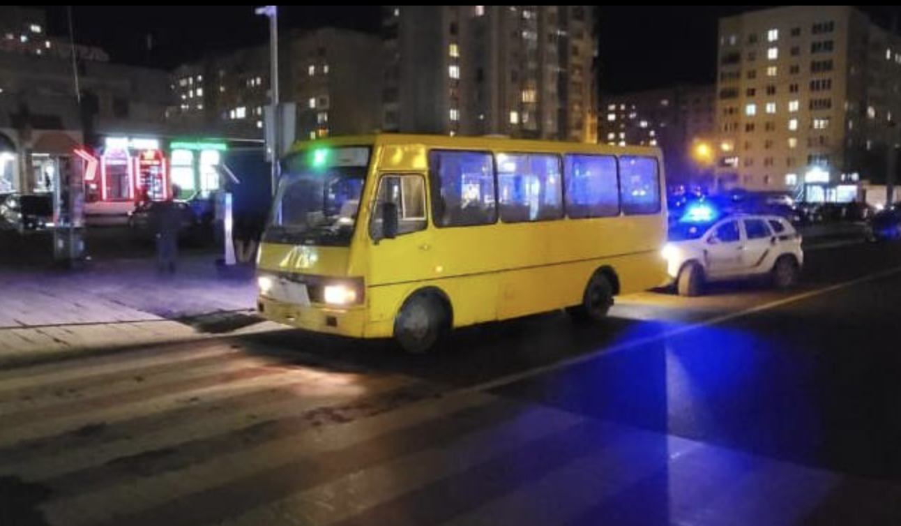 Жінка – в лікарні: на Сихові маршрутка збила львів'янку
