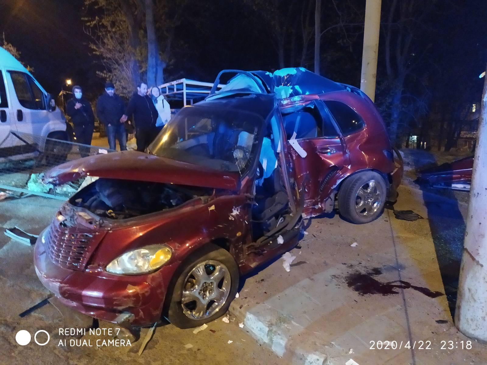 22 квітня на вулиці Панаса Мирного водій автомобіля «Chrysler» врізався у стовп