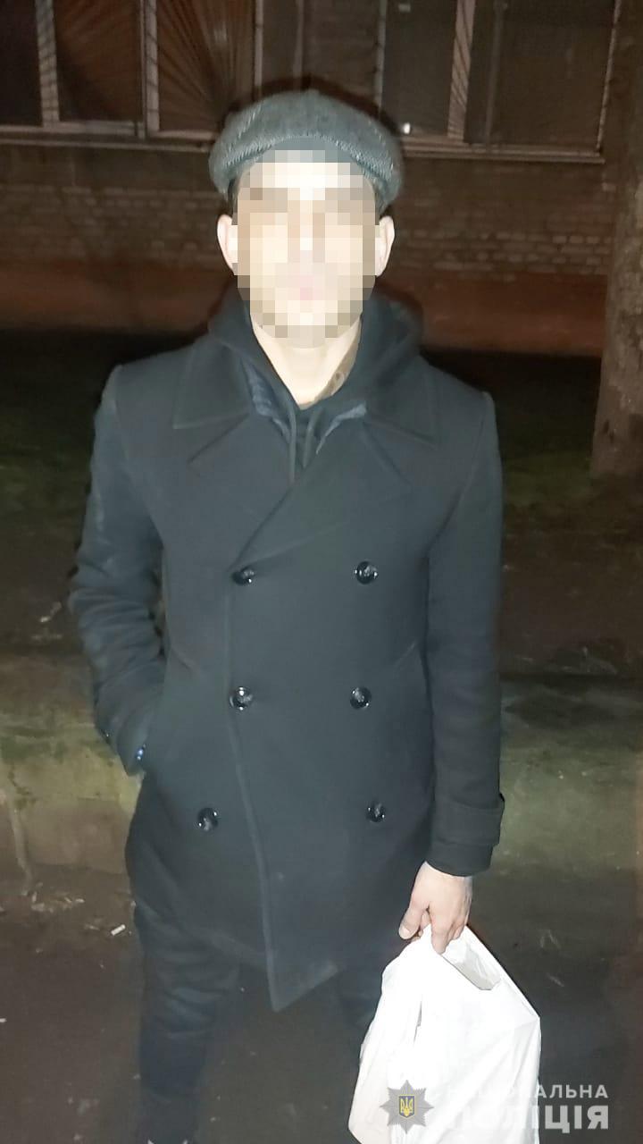 У Львові на вулиці Єрошенка затримали наркоторговця. Фото поліції