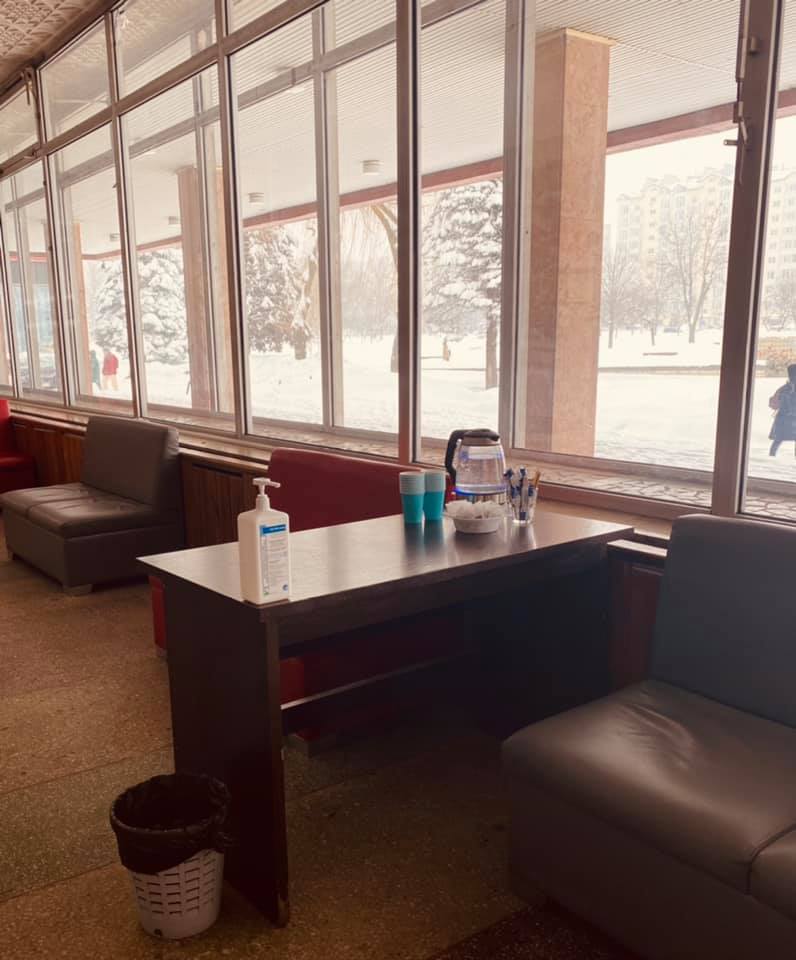 У Центрі Довженка на проспекті Червоної Калини облаштували пункт обігріву. Фото міськради