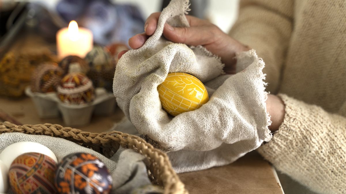 Скільки крашанок фарбувати на Великдень та що означають їх кольори.