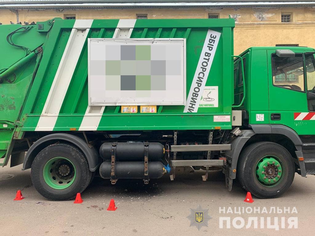 У Львові сміттєвоз насмерть збив пенсіонерку. Фото поліції