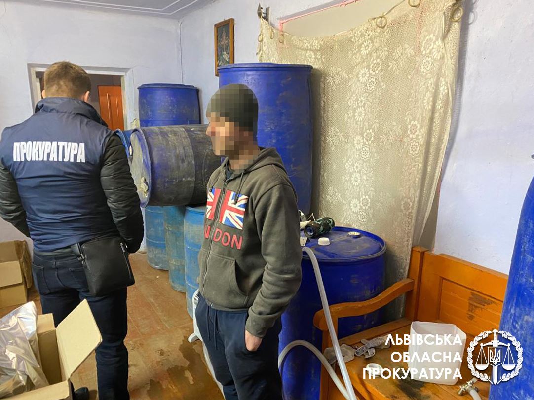 На Львівщині викрили цех із виготовлення фальсифікованого алкоголю. Фото прокуратури