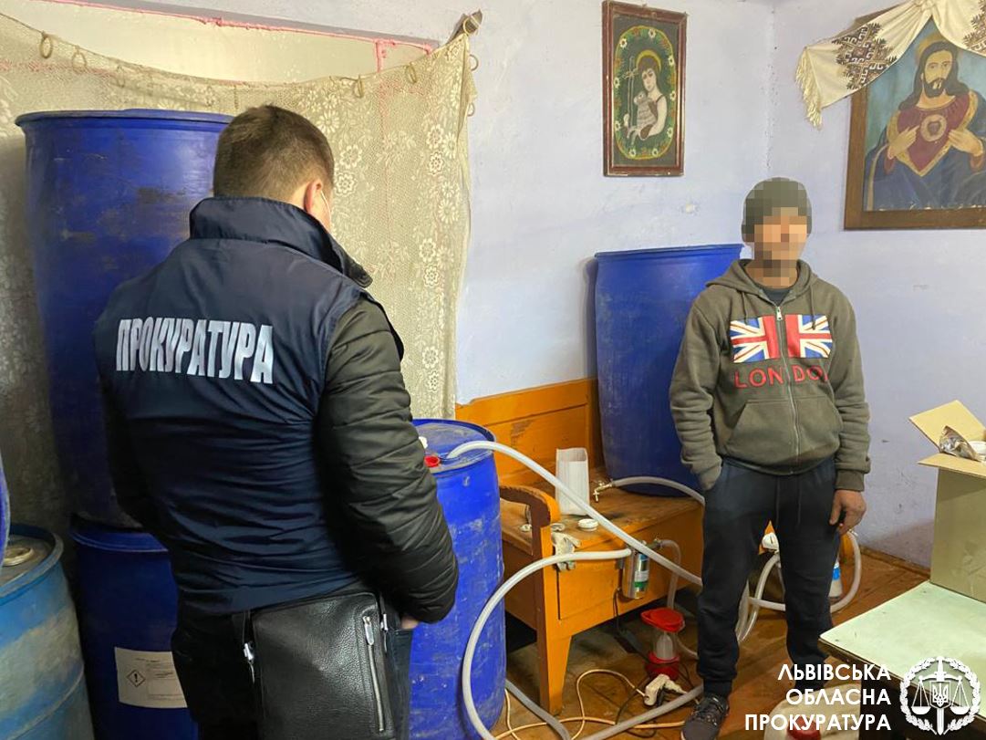 На Львівщині викрили цех із виготовлення фальсифікованого алкоголю. Фото прокуратури