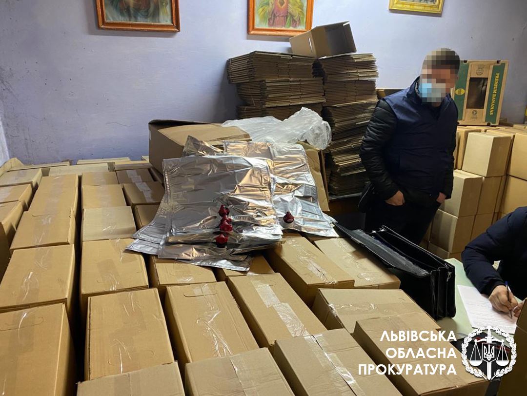 На Львівщині викрили цех із виготовлення фальсифікованого алкоголю. Фото прокуратури