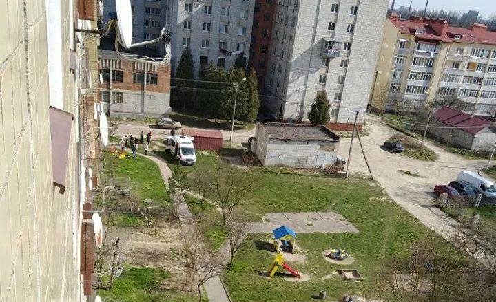 З вікна багатоповерхівки випала жінка. Фото: Варта-1
