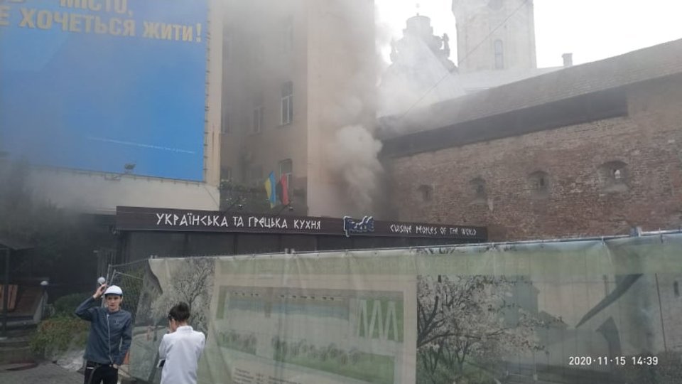 В центрі Львова горів відомий ресторан грецької кухні. Фото: ДСНС Львівщини