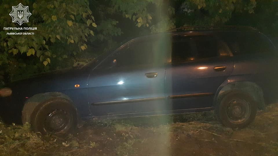 Авто злетіло з дороги. Фото поліції