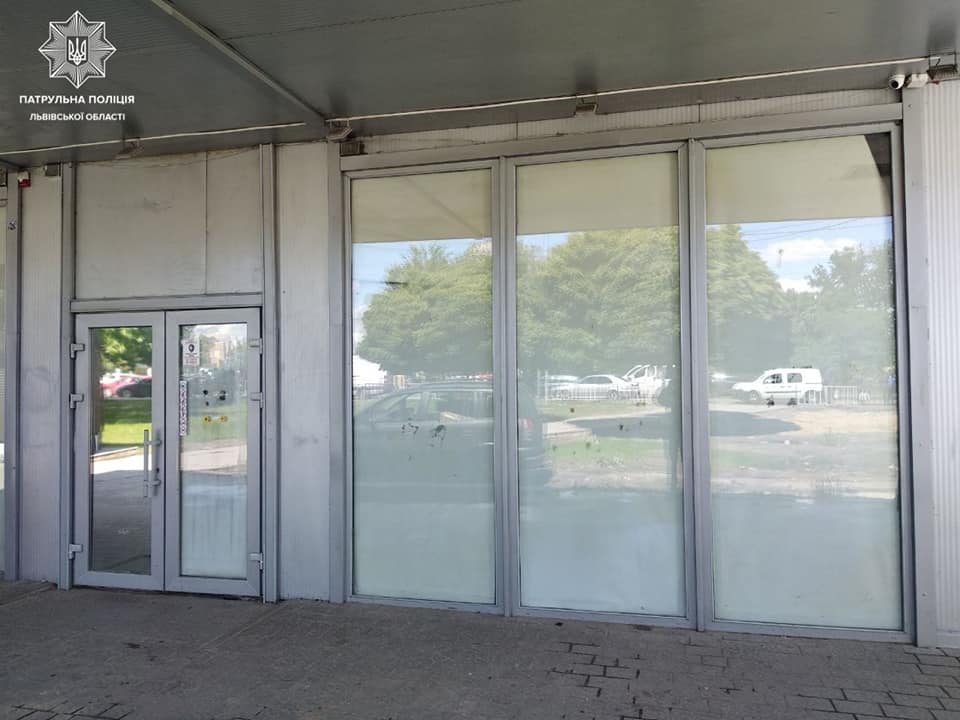 Приміщення салону без пломб.