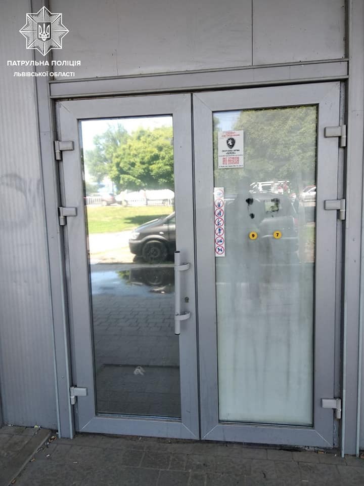 Приміщення салону без пломб.