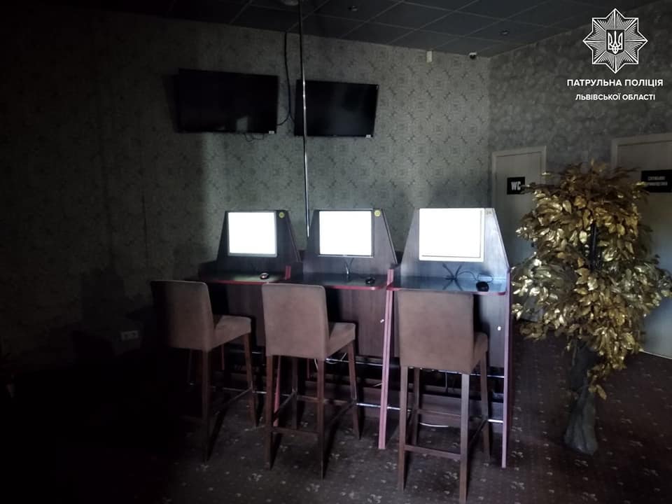 Приміщення салону гральних автоматів.