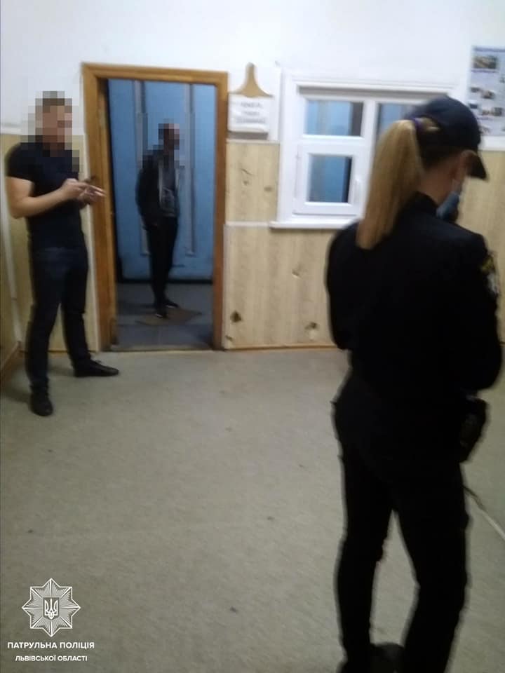 В центрі Львова п’яна компанія побила чоловіка. Фото поліції