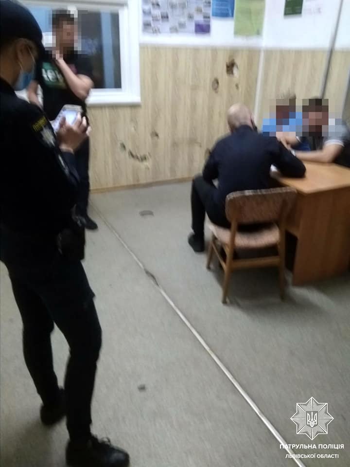 В центрі Львова п’яна компанія побила чоловіка. Фото поліції