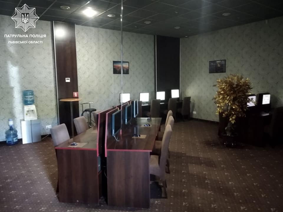 Приміщення салону гральних автоматів.