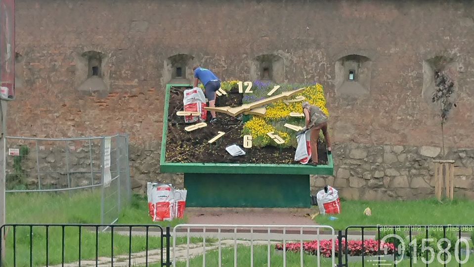 На площі Митній заквітчали годинник. Фото: Гаряча лінія міста Львова