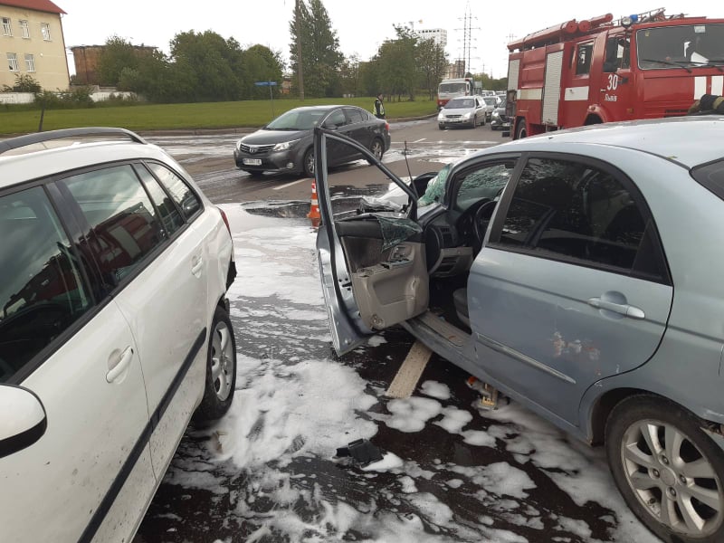 У Львові зіштовхнулись чотири автомобілі. Фото: ГУ ДСНС