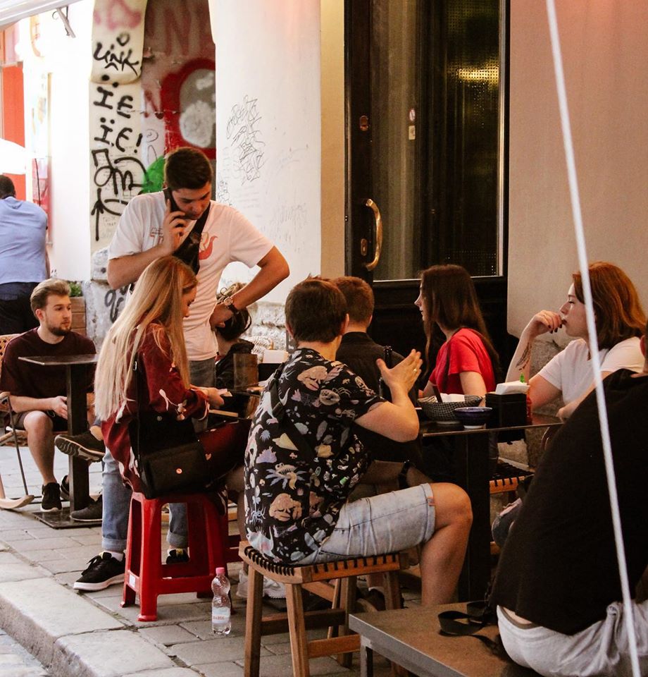 Літня тераса закладу. Фото: TikiRamen