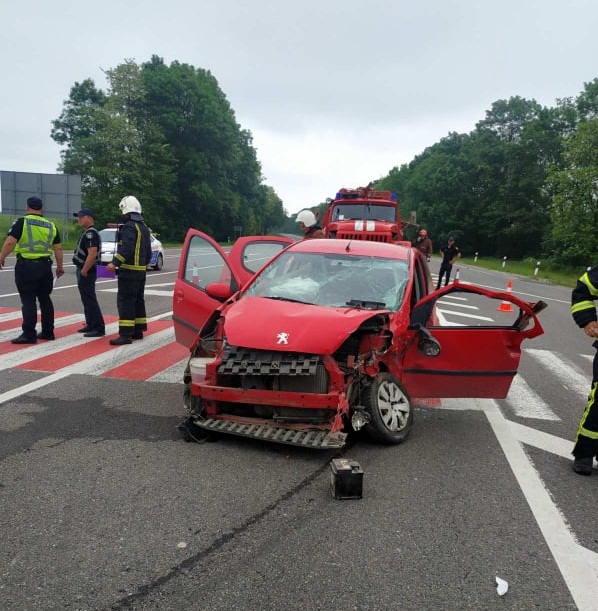 Потерпілих в аварії на Львівщині визволяли з авто. Фото: ГУ ДСНС
