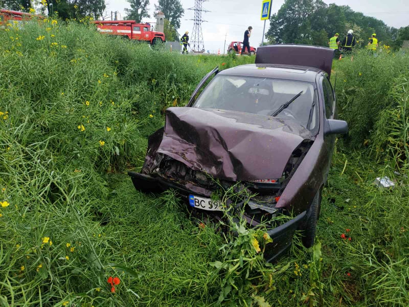 Потерпілих в аварії на Львівщині визволяли з авто. Фото: ГУ ДСНС