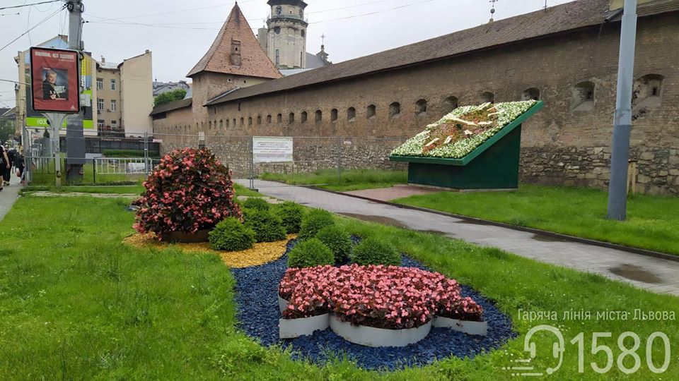На площі Митній заквітчали годинник. Фото: Гаряча лінія міста Львова