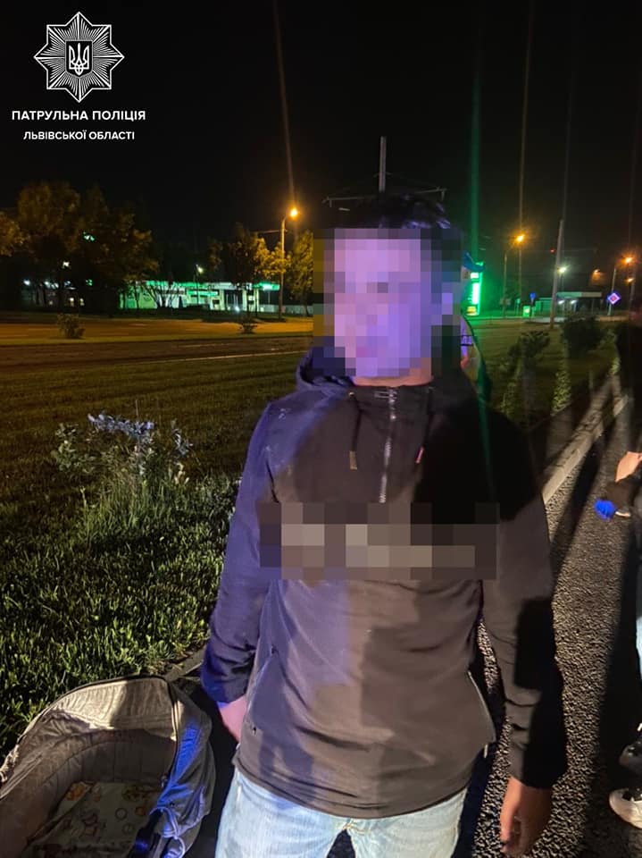 На Сихові п’яний водій без прав врізався в світлофор. Фото поліції