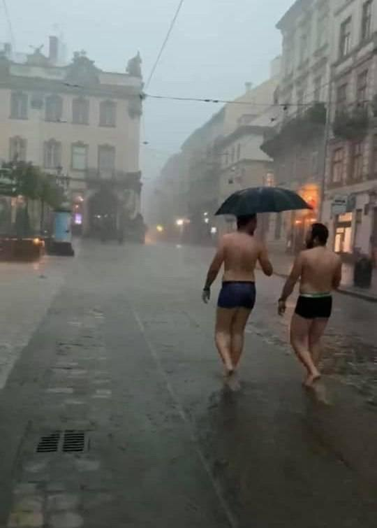 Чоловіки гуляють площею Ринок. Фото: To Lw&oacute;w, kuЯwa