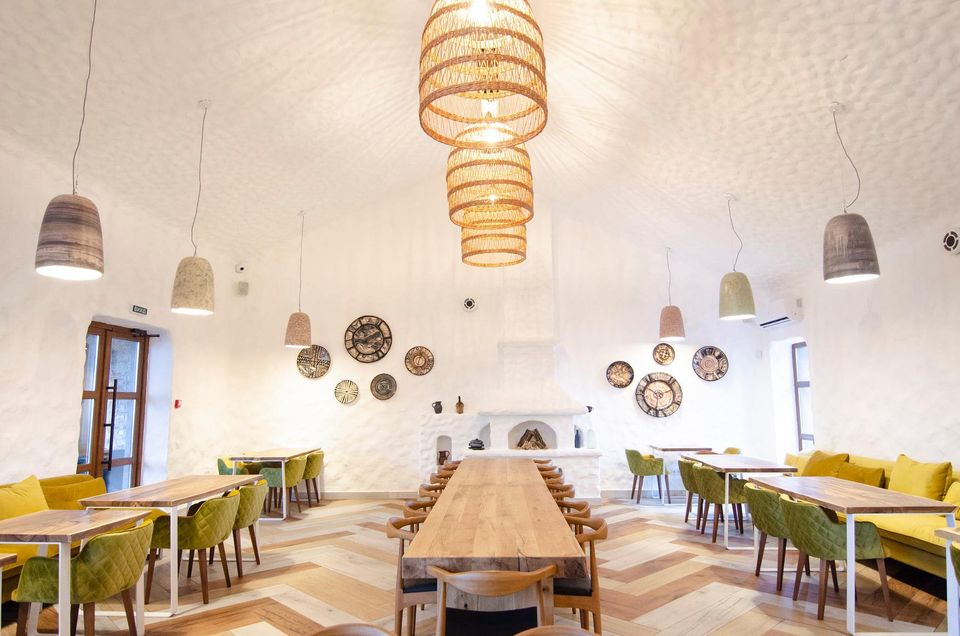 На Зеленій відкрили новий ресторан української кухні. Фото: Самогонка траторія