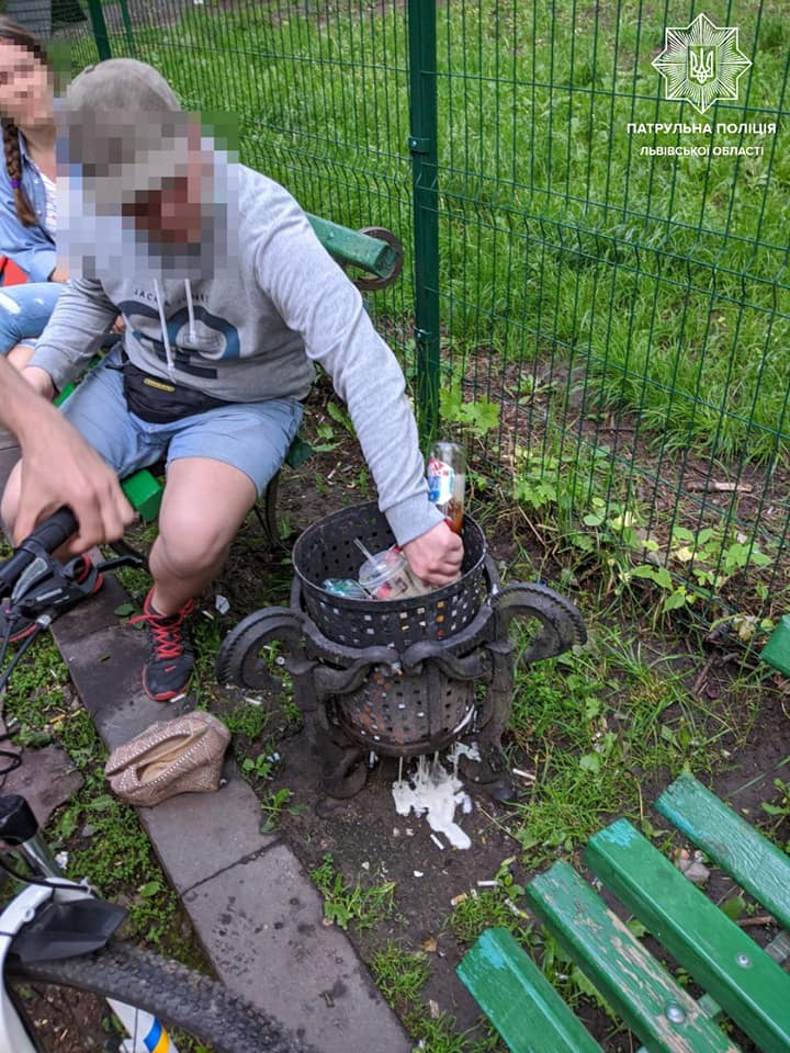 Розпивання алкоголю в громадських місцях. Фото поліції