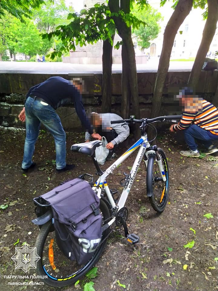 Розпивання алкоголю в громадських місцях. Фото поліції