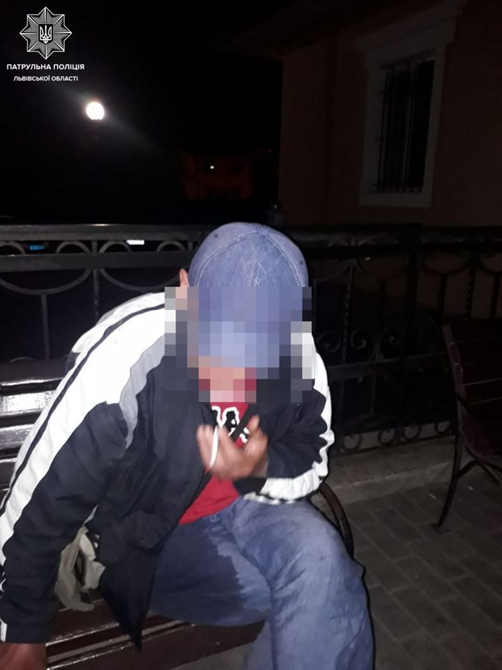 Чоловік, який лежав на колії. Фото поліції