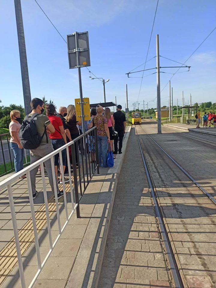 Львів'ян не впускають в трамваї. Фото: Ірина Гриценко