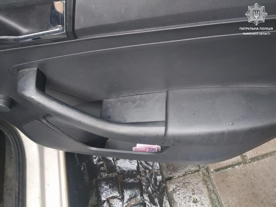 Хабар у розмірі 500 гривень. Фото: патрульна поліція