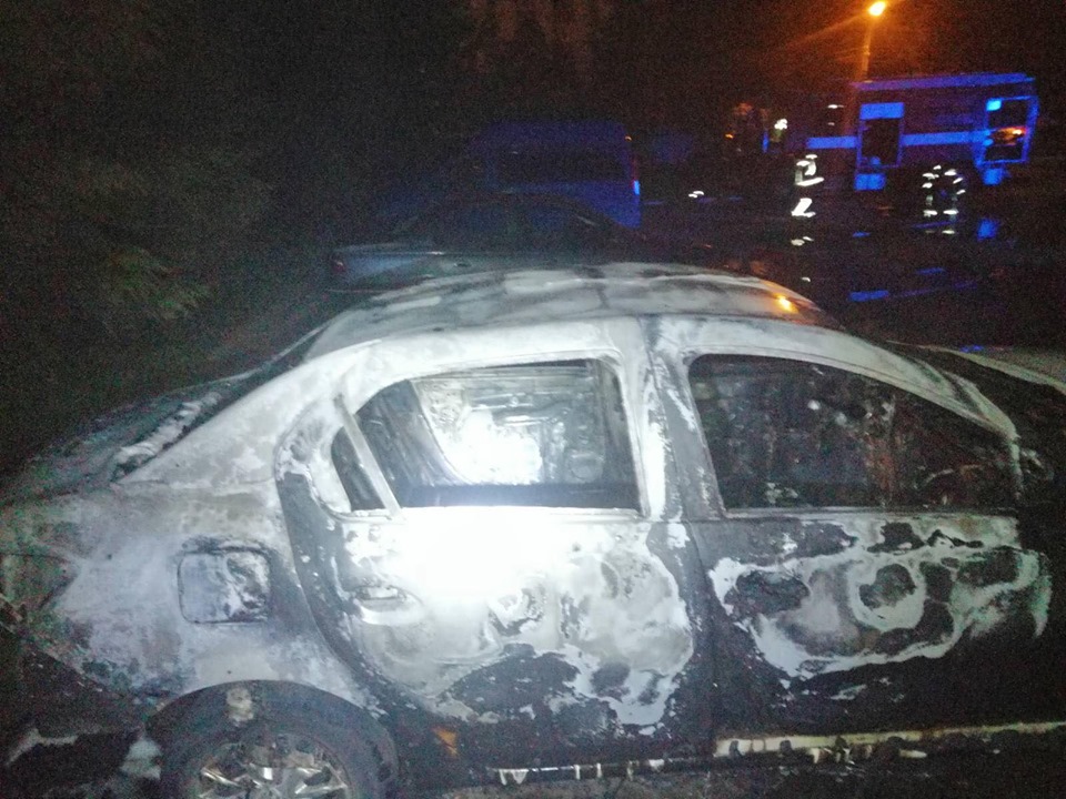 На Тролейбусній згорів автомобіль. Фото: ГУ ДСНС